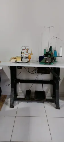 2 Máquinas de costura Overloque + bancada com motor