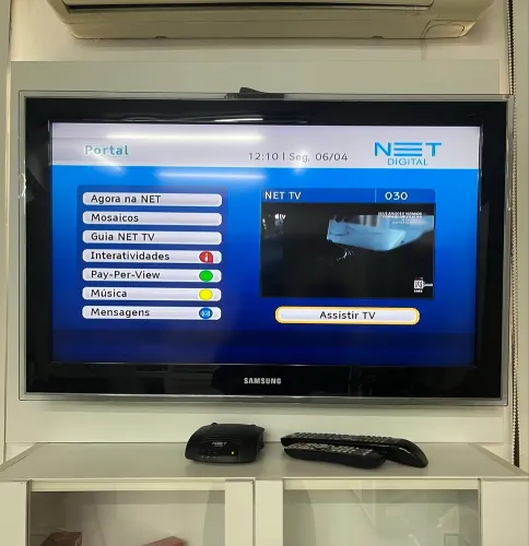 TV Samsung 32 polegadas com suporte e painel para parede