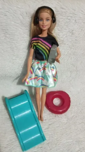 Boneca Barbie com utensílios  