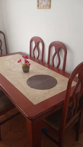 Mesa em madeira 6 cadeiras e tampo de mármore.