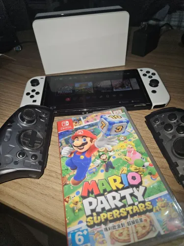 Nintendo Switch OLED completo + Mario Party Superstars + Joypad LinYuvo