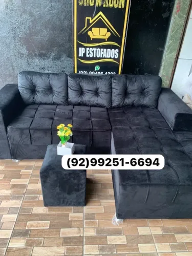Sofá três lugares com puff