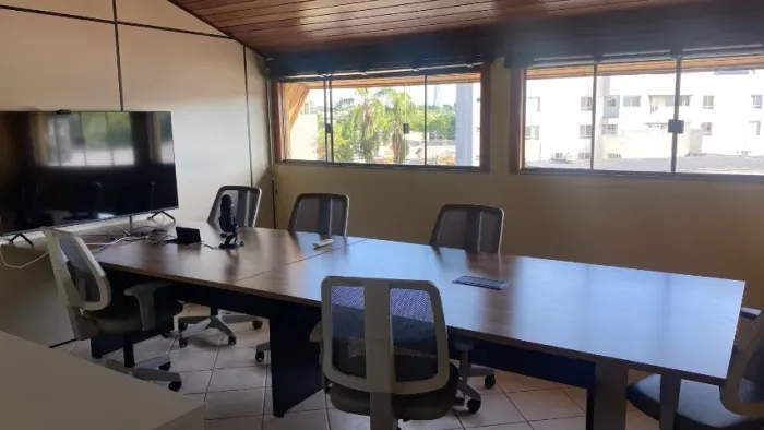MESA DE REUNIÃO RETANGULAR COM TOMADAS EMBUTIDAS