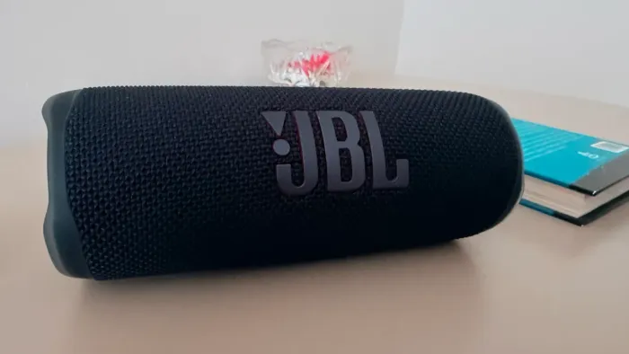 ? VENDE-SE CAIXA JBL ORIGINAL Som potente ? Bluetooth ? Ótima qualidade ?