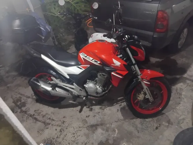 Twister 250 vermelha