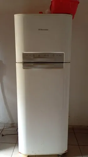 REFRIGERADOR ELETROLUX DF50 (com defeito)
