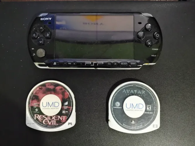 ?PSP 3000 Preto Gloss + 2 Mídias UMD + Case de Proteção + Carregador