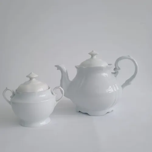 Bule de chá e açucareiro em porcelana branca de formato bojudo