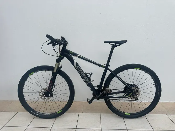 Bicicleta aro 29, oggi 7.4 , 22 marchas- Tamanho 17, seminova- 