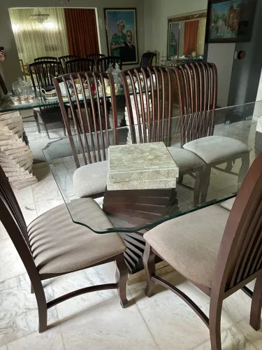 Mesa com 8 cadeiras