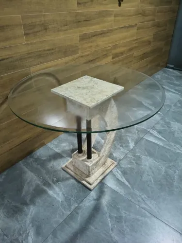 MESA REDONDA DE VIDRO COM BASE EM MÁRMORE/TRAVERTINO