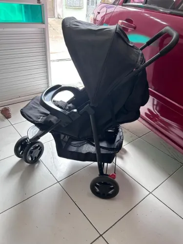 Carrinho de Bebê preto Semi Novo completo e Conservado