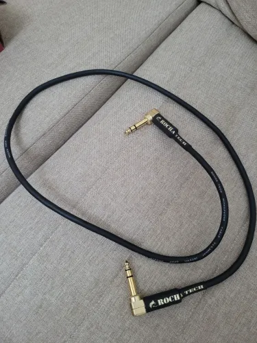 Cabo de áudio P10 da marca Rocha Tech.