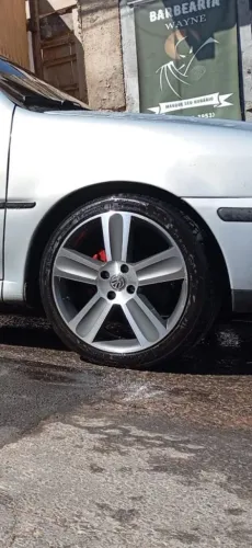 Vendo 4 rodas aro 17 completas com pneus seminovos novos no pretinho.
