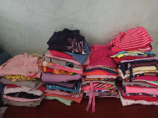 vendo três sacolas de roupa de menina tamanhos 6.7.8
