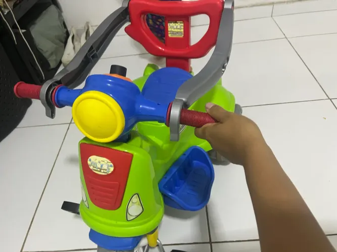 Triciclo carrinho com pedal 