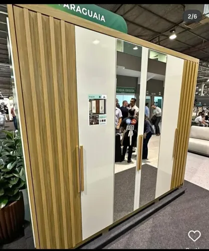 Roupeiro com portas ripadas e espelho 