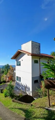 Casa da Montanha na Praia da Gamboa, com vista privilegiada para o mar.