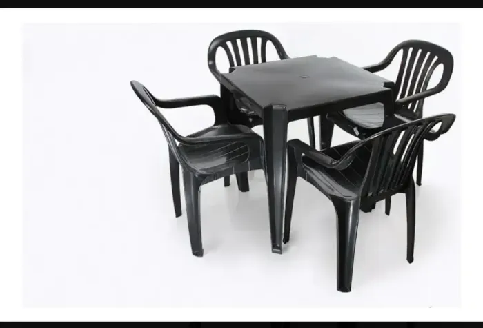 Mesa preta de plástico + 4 cadeiras