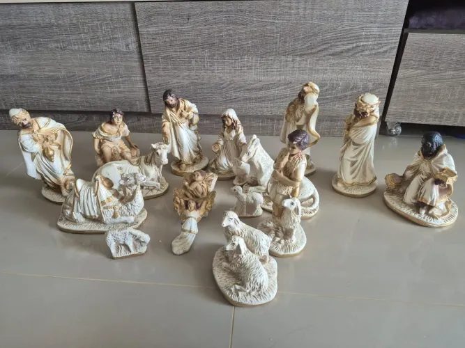 Presépio em gesso altura aproximadamente das peças 17cm
