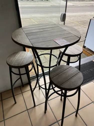 Mesa bistrô com 3 banquetas