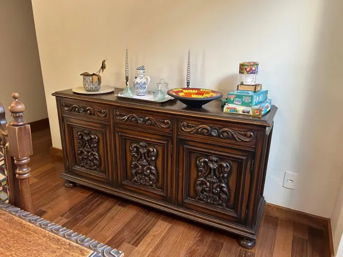 Buffet em cerejeira entalhado à mão