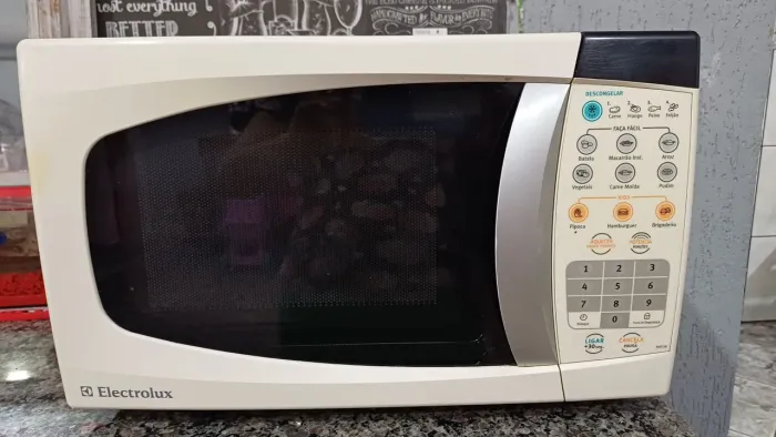 MICROONDAS 18 LITROS , EM BOM ESTADO GERAL ,FUNCIONANDO PERFEITAMENTE