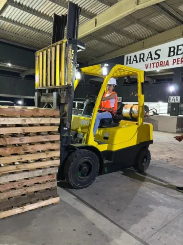 Locação de empilhadeira hyster 55
