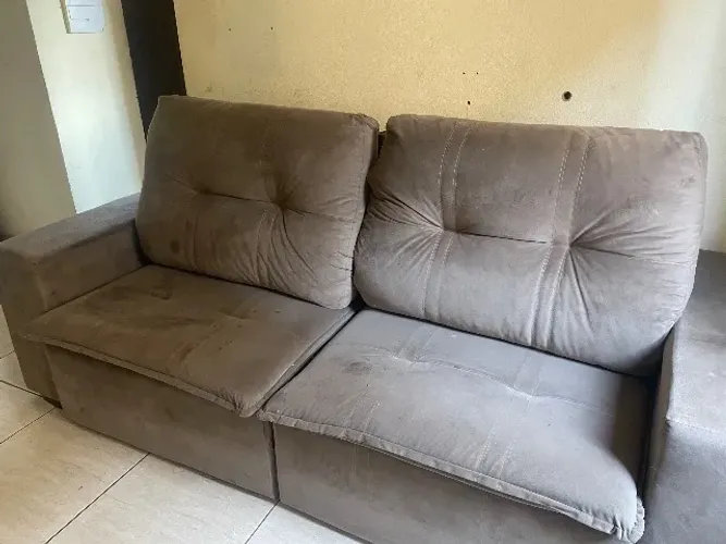 Sofá cama de dois lugares.