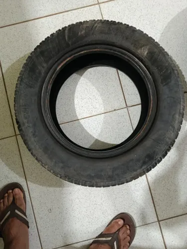 Vendo dois pneus usado 70/65/13