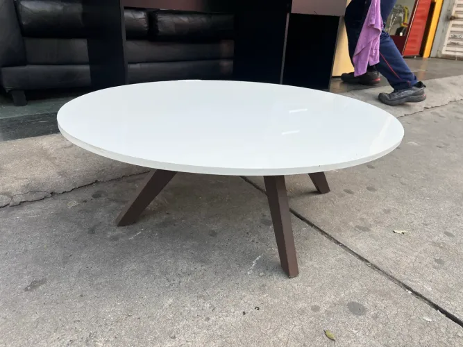 Mesa de Centro Oval com Pés de Palito