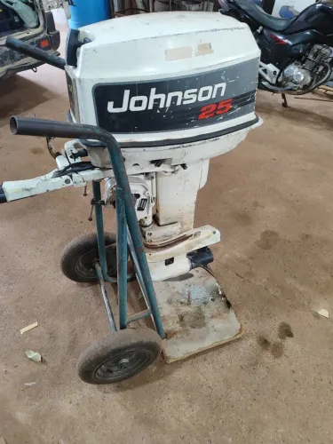 Motor de popa Johnson 25 moderno. *