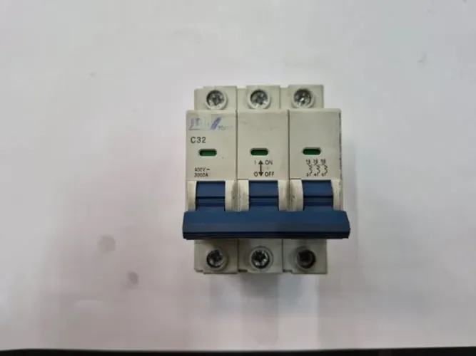 Disjuntor Tripolar JNG Curva C 32A DIN 3 Polos