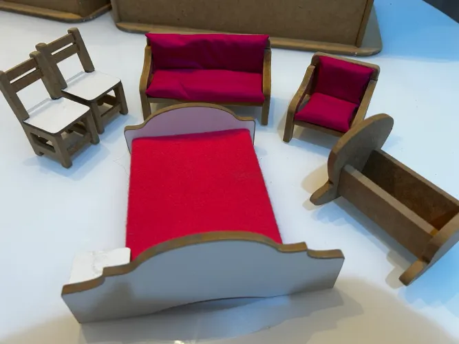 Peças de madeira para casa de boneca