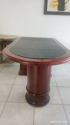2 escrivaninhas colonial com tampo revestido em couro