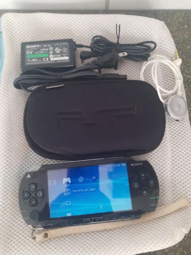 Vídeo Game PSP. Com fonte, bateria,cabo para fone, cartão de memória e capa tudo original.