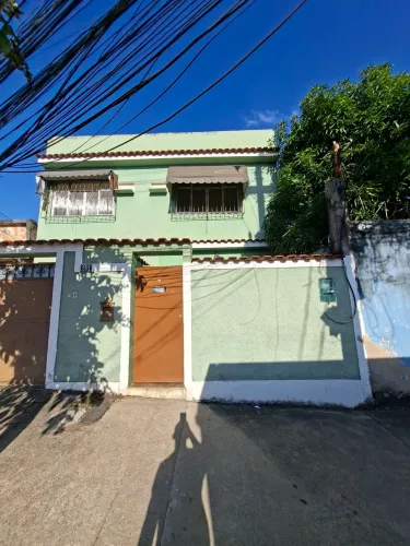Alugo casa de frente pra rua.