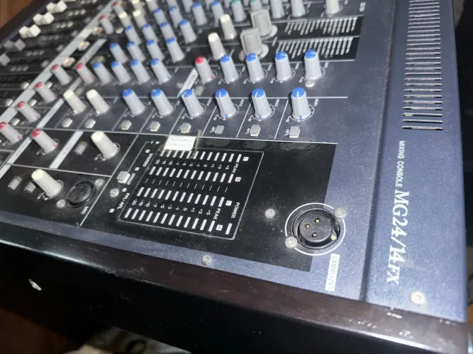 Mesa de som Yamaha MG24/FX