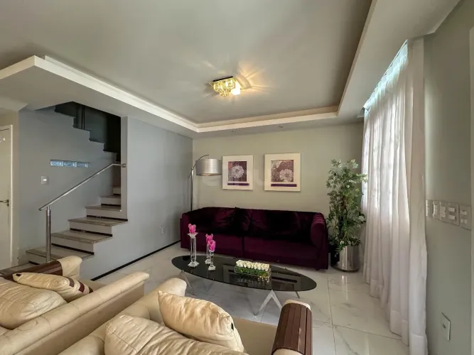 Casa Duplex de Esquina à venda | 378 m² | 9 Vagas