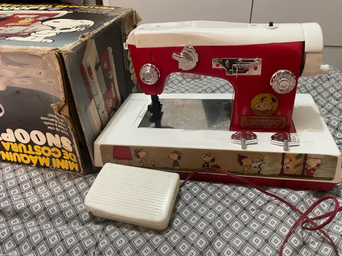 Máquina de costura do Snoopy 