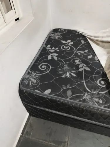 Vendo cama box e um guarda roupa pequeno