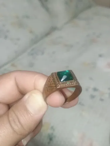 Lindo Anel com pedra verde em perfeito estado 