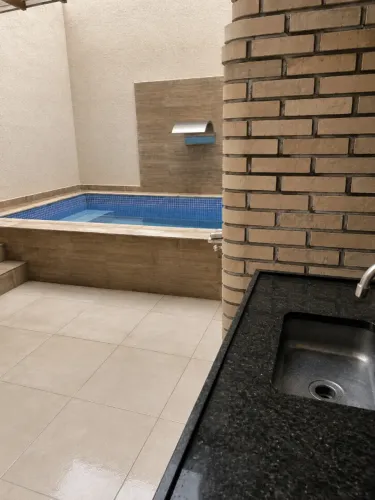 Sobrado com Piscina, 3 Quartos e 4 Vagas Zona Leste de SP
