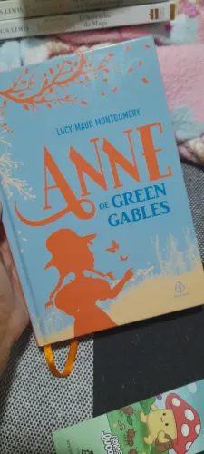 LIVRO: Anne de Green Gables, semi novo,capa dura 336 páginas 40 reais