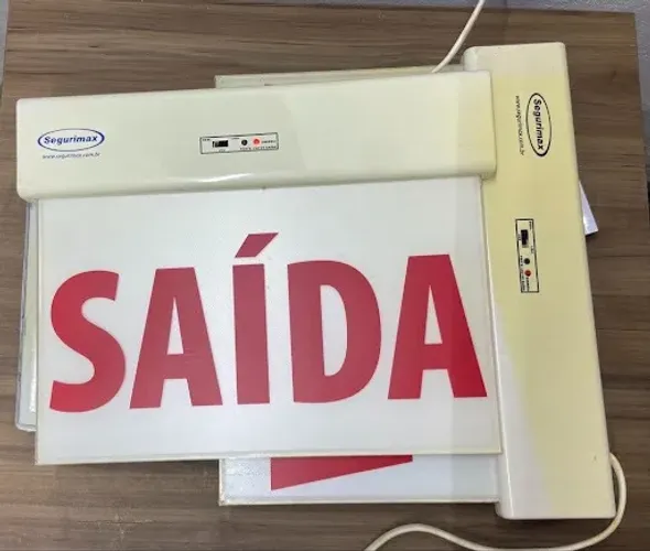 Kit Iluminação de Emergência - 4 Luminárias + 2 Placas de Saída
