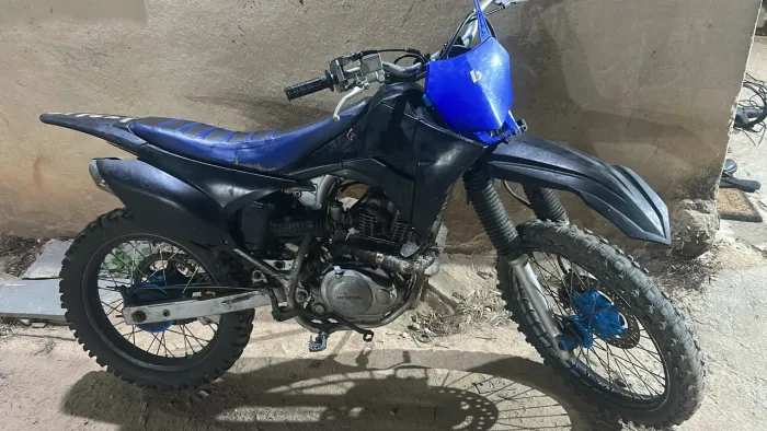 Bros 150 de trilha