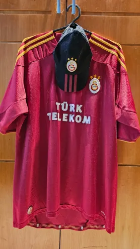 Camisa de Futebol Galatasaray 2009-2010 Tamanho GG com Boné