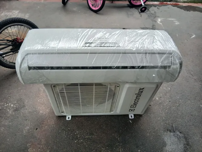 Vendo ar-condicionado com instalação completa 12 mil btus quente e fria 1450$ Electrolux..