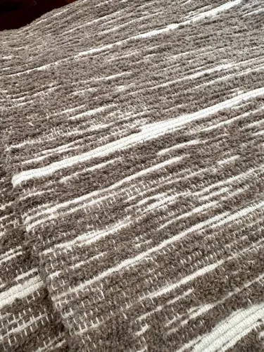 Tapete da marca Aveia Tapeçaria com trama marrom e crú