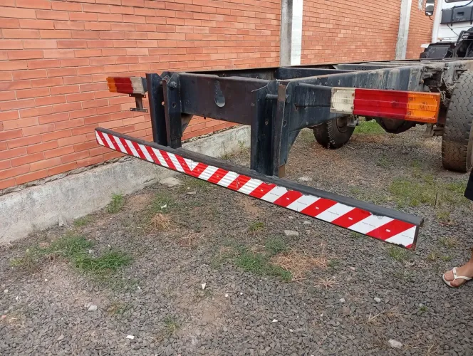 Para-choque traseiro caminhão